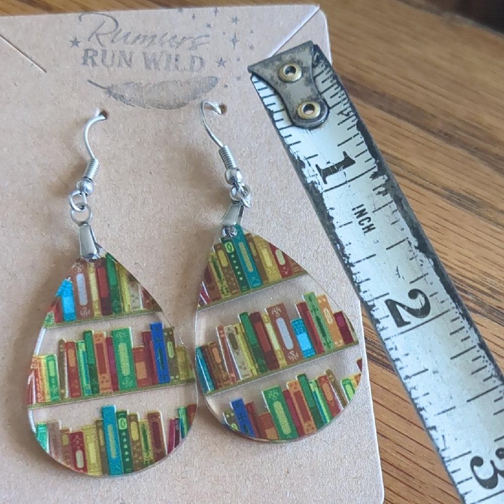 📚 NWT Resin Bookshelf Teardrop Earrings - Picture 5 of 5